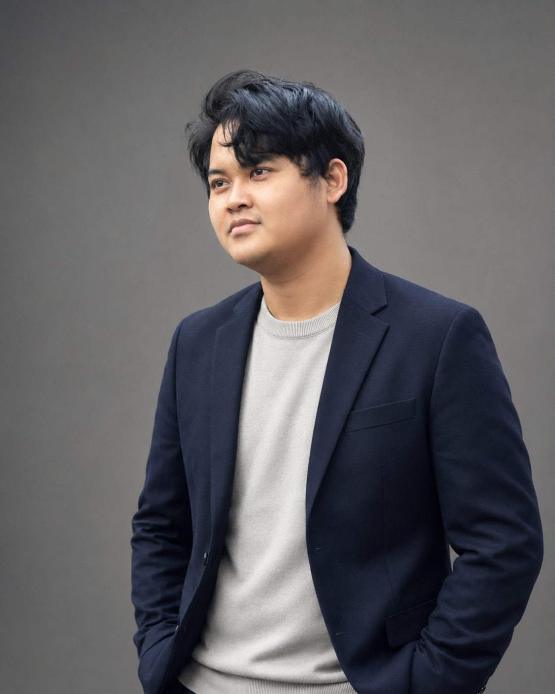 Foto profesional Tri Yatna dengan jas